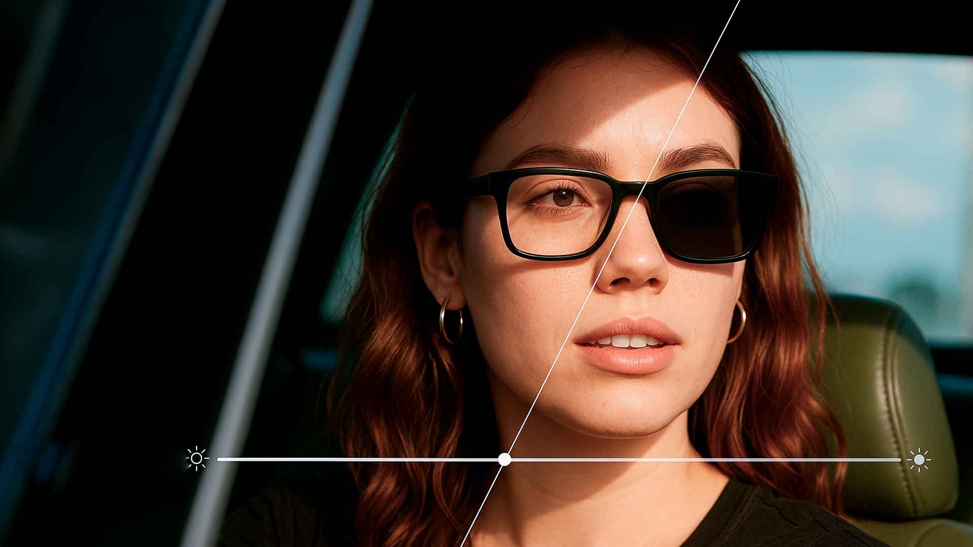 Mujer usando lentes Transitions GEN S que muestran el efecto fotocromático, mitad claro en interiores y mitad oscuro en exteriores, demostrando su rápida adaptación a la luz solar.